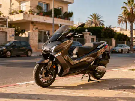 קטנוע עירוני חדש חונה ברחוב שמש